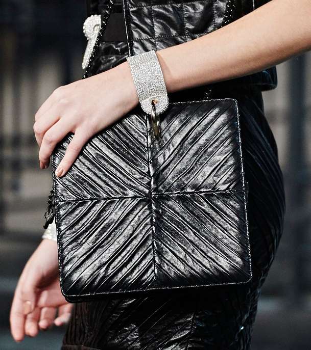 حقيبة CHANEL الجديدة من مجموعة Metiers D'art 2016