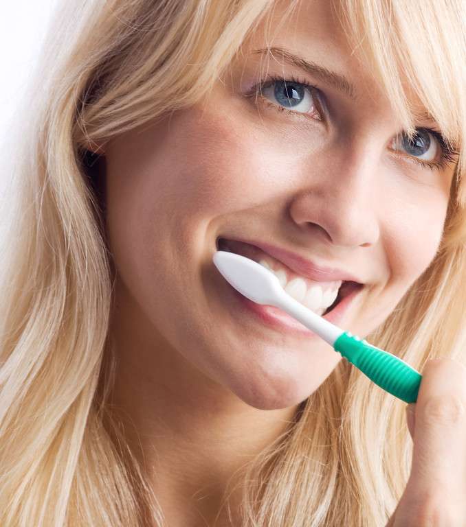 الخطوة الثالثة: فرك الأسنان