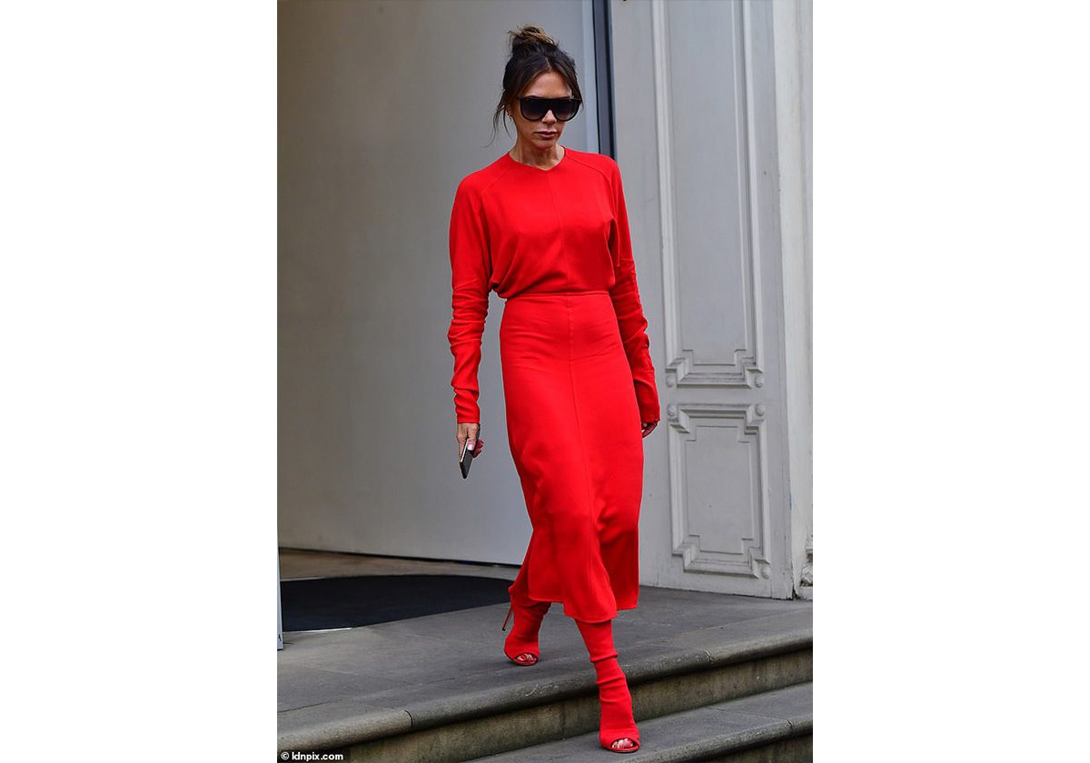 المصمّمة فيكتوريا بيكهام في فستان أحمر أنيق
