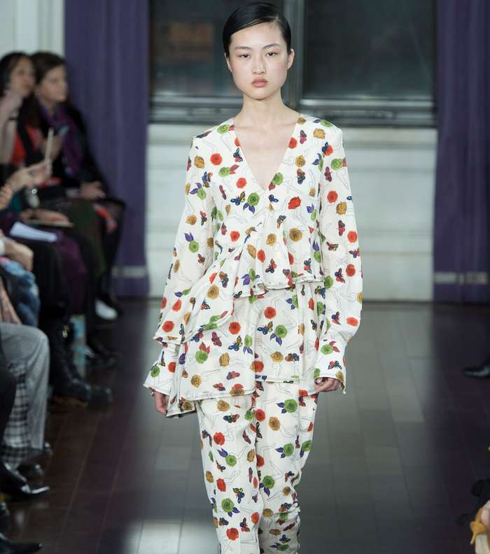 السروال المطبع مع التوب بالكشاكش بالنقشة ذاتها من Jason wu لشتاء 2018