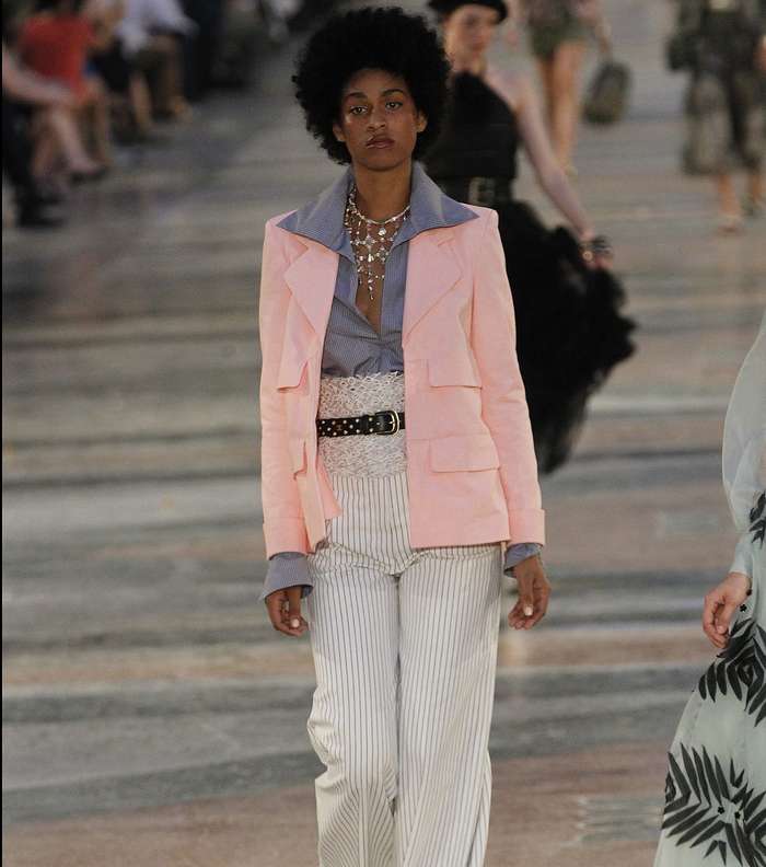 موضة السروال المقلم الواسع مع القميص الكلاسيكي من CHANEL كروز 2017