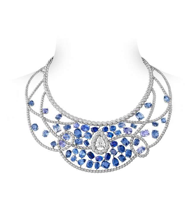 اليك هذا العقد الرائع من مجموعة Flying Cloud من CHANEL