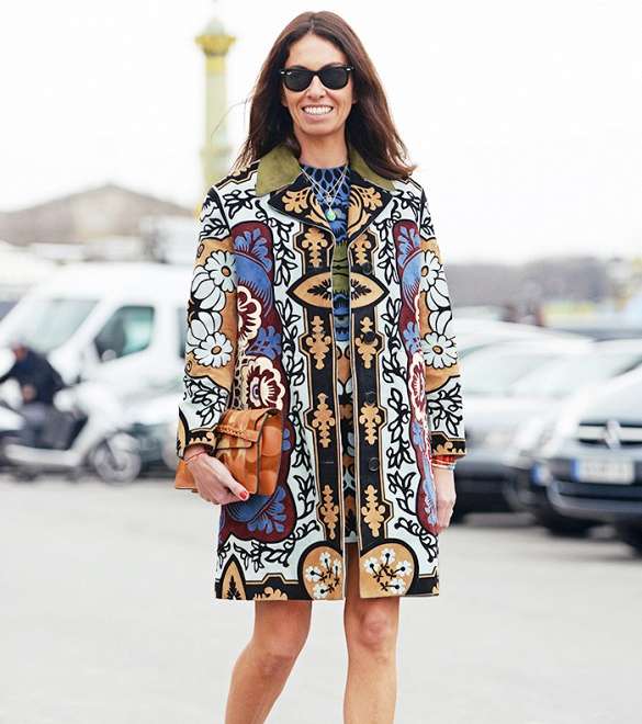 ارتدي الكلاتش مع الازياء بالاقمشة المطبعة واختاريه بلون البيج