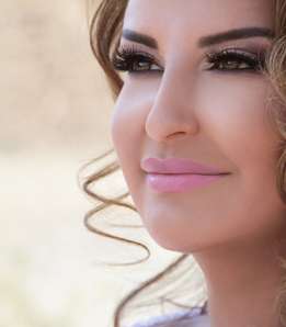 أحمر الشفاه الزهري الباستيل لإطلالة مركّزة