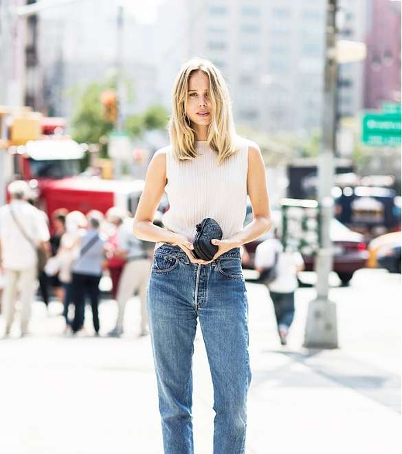 لا تترددي في ارتداء الكلاتش الصغير مع الجينز