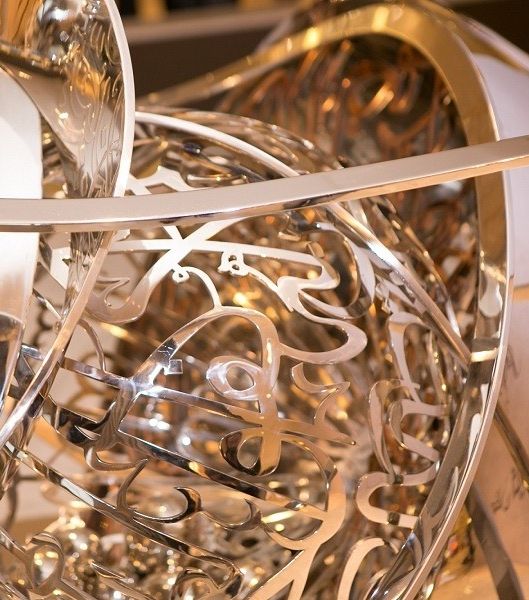 منحوتة الفنان مطر بن لاحج المعروضة Level Shoe District