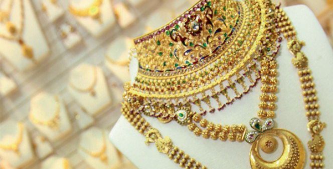 فرنسية تصمم مجوهرات سعودية