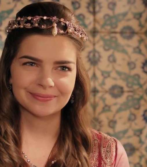 الماكياج الوردي مع أكسسوار الشعر المميز في إطلالة بيلين كاراهان