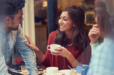 بين الحبيب والصديقة.. هذا ما عليك فعله!