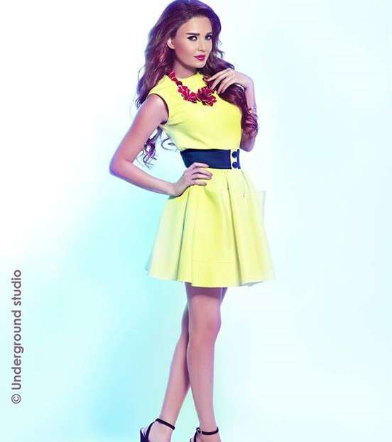 سيرين تتألق بالأصفر الملفت