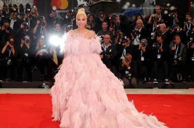 ابرز فساتين النجمات في مهرجان البندقية السينمائي