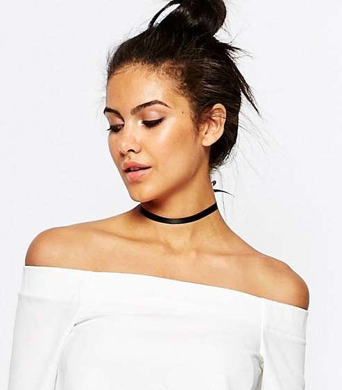 تسريحة الكعكة المرتفعة مع صيحة الـOff-Shoulders