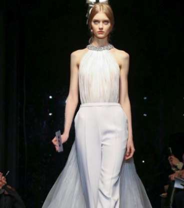 جامبسوت بقبة الهالتر وذيل من التول من توقيع علامة ستيفان رولان