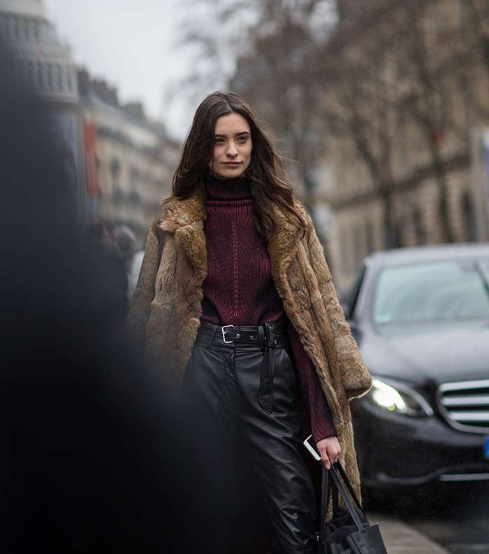 سروال جلدي بموضة الخصر العالي وسترة من الفرو في شوارع باريس