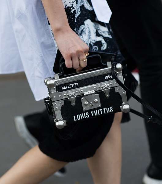 حقيبة مميزة من علامة Louis Vuitton في شوارع باريس خلال اليوم الاول من اسبوع الموضة