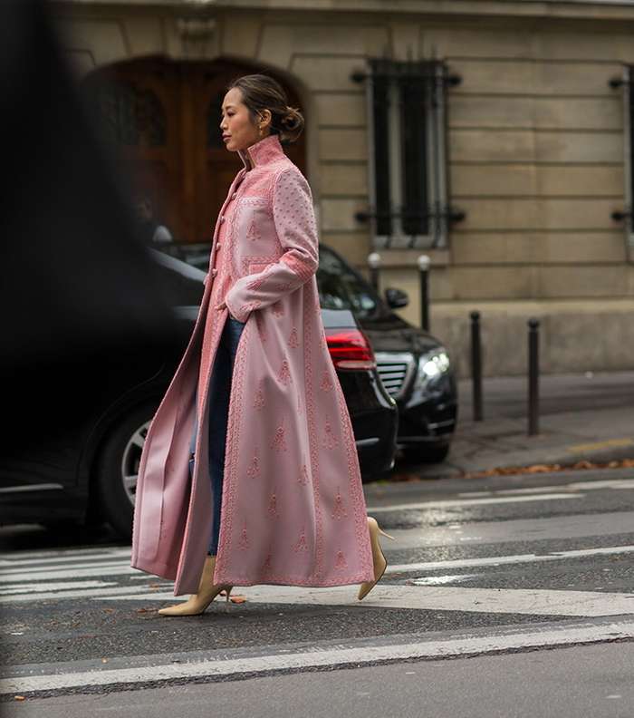 اليك صيحات موضة الأقمشة والألوان من شوراع باريس خلال اسبوع الموضة