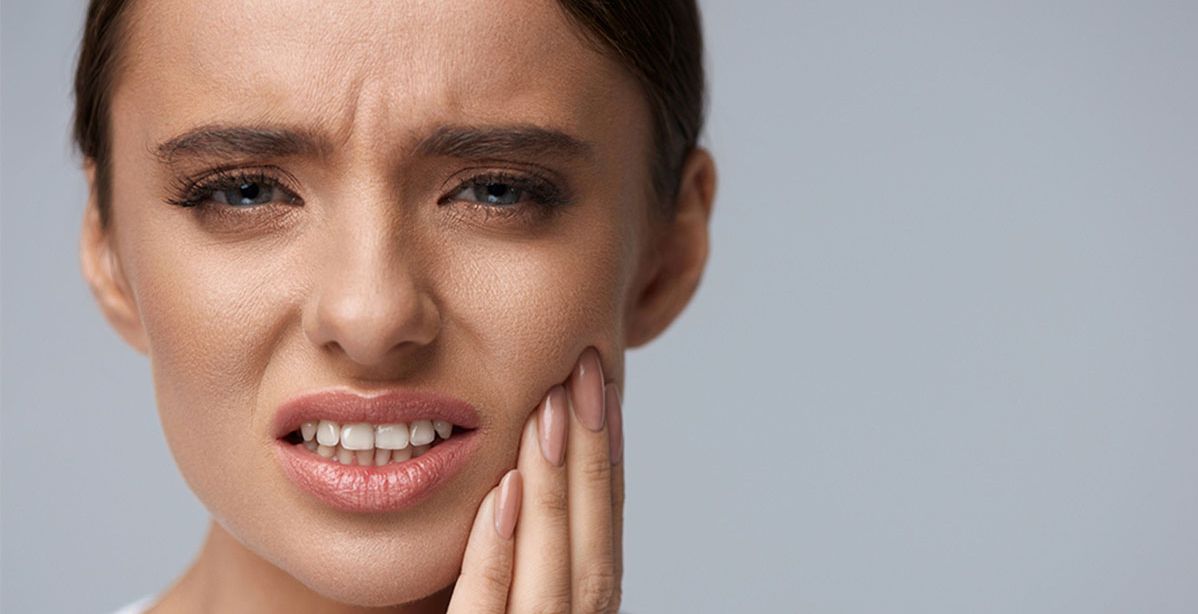 أعراض وطرق علاج الضرس المشروخ بالمنزل