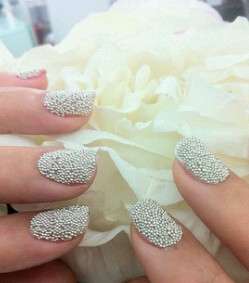 طلاء أظافرك أنيق بالكافيار الابيض