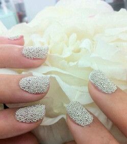 طلاء أظافرك أنيق بالكافيار الابيض