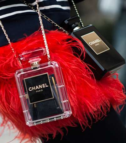 بالصور، إليك أبرز اللوكات مع كلاتش CHANEL N5 من أسبوع الأزياء الراقية الباريسي