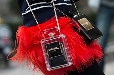 بالصور، إليك أبرز اللوكات مع كلاتش CHANEL N5 من أسبوع الأزياء الراقية الباريسي