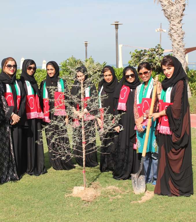 زراعة شجرة الاتحاد في حديقة شاطئ نادي دبي 