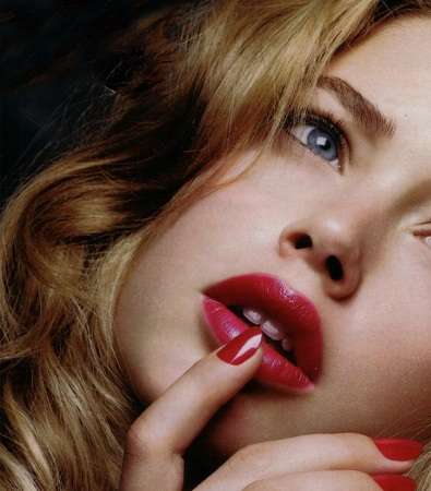 أحمر الشفاه الأحمر مع البشرة المشرقة