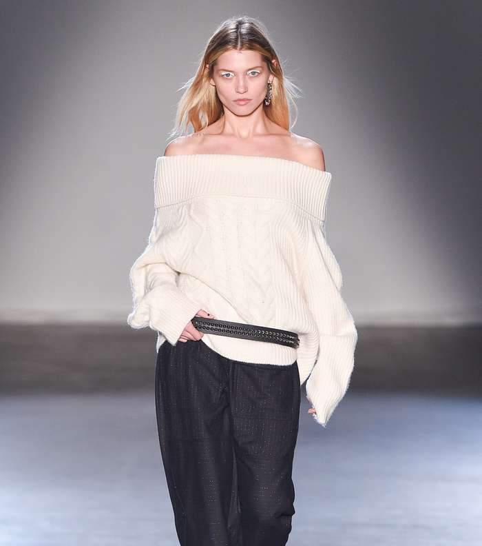 الكنزة بقصة الاكمام المنسدلة على الاكتاف Off Shoulders من Zadig et voltaire لشتاء 2018