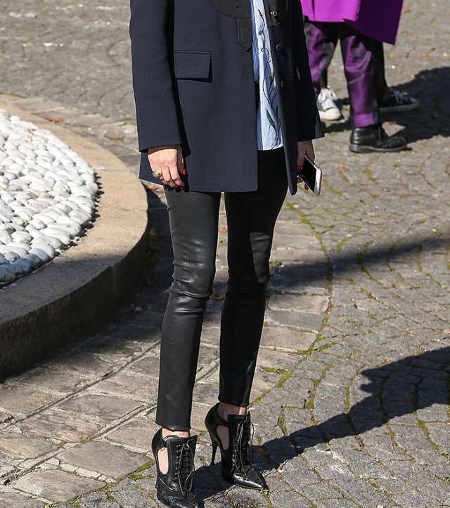 حذاء جيفنشي الـ Cut out Booties من القطع التي تكررها اوليفيا باليرمو في اطلالاتها