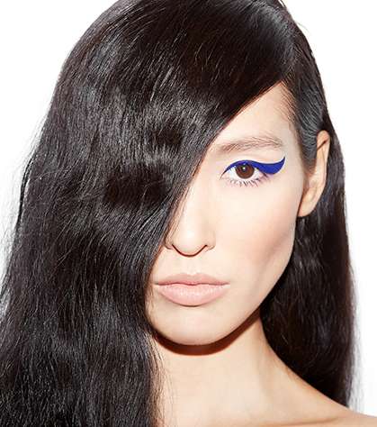 الأزرق الداكن...صيحة تعزز عصريّة الآيلاينر الممدود