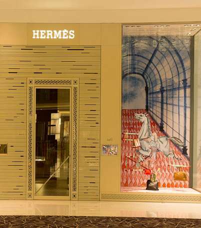 بالصور، إليكِ واجهات متجر Hermes في دبي