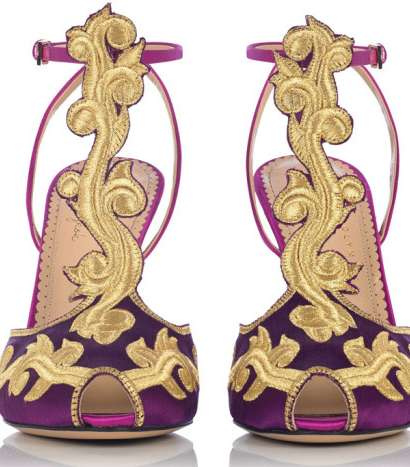 شارلوت اوليمبيا تقدم حذاءاً مزخرفاً يرمز إلى بانكوك في تايلاند