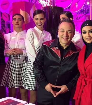 خبيرة الماكياج الكويتية سندس القطان إلى جانب بسّام فتّوح