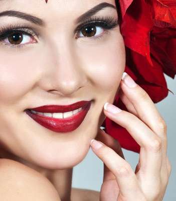 تدرّجات اللون الأحمر لشفاهك وكريم الأساس الداكن والفاتح