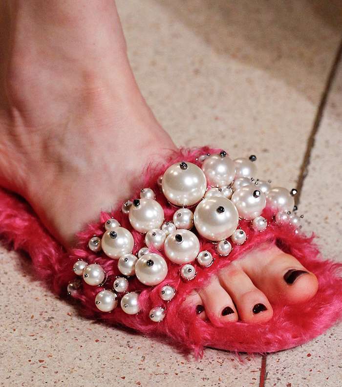 حذاء Miu Miu المسطح ومن الفرو باسلوب الـ slippers من مجموعة شتاء 2017