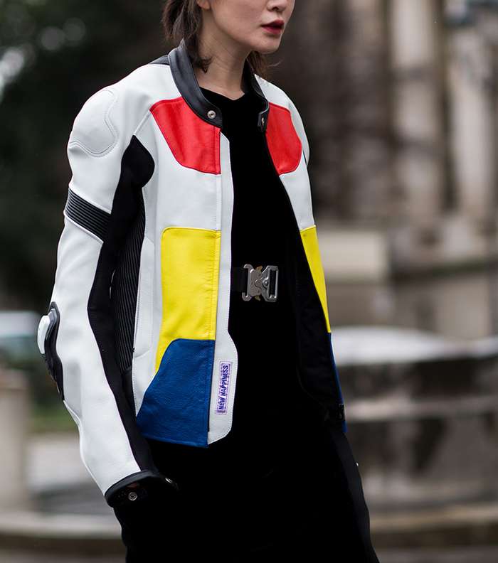 سترة جلدية بموضة الـ Color Blocks في شوراع باريس