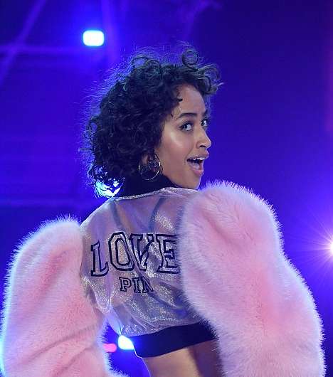ملابس داخلية شفافة من Pink في عرض فيكتوريا سيكريت امس