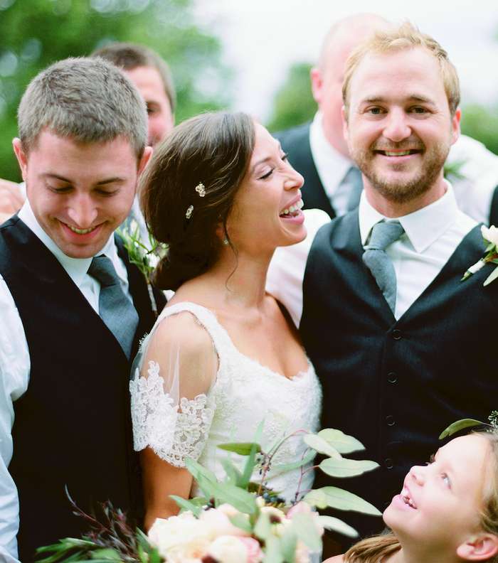 جنيفر لورنس ظهرت ضاحكة الوجه كوصيفة زفاف في حفل شقيقها في أوائل العام الحالي. 