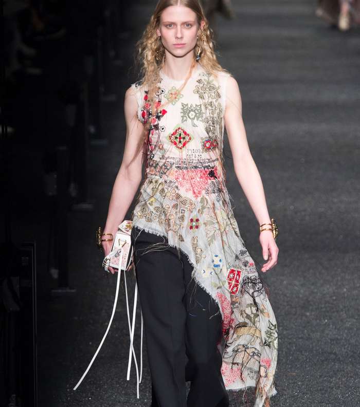 السروال الرسمي الواسع مع التوب المطرزة بالقصة غير المستقيمة من الكسندر ماكوين لشتاء 2018