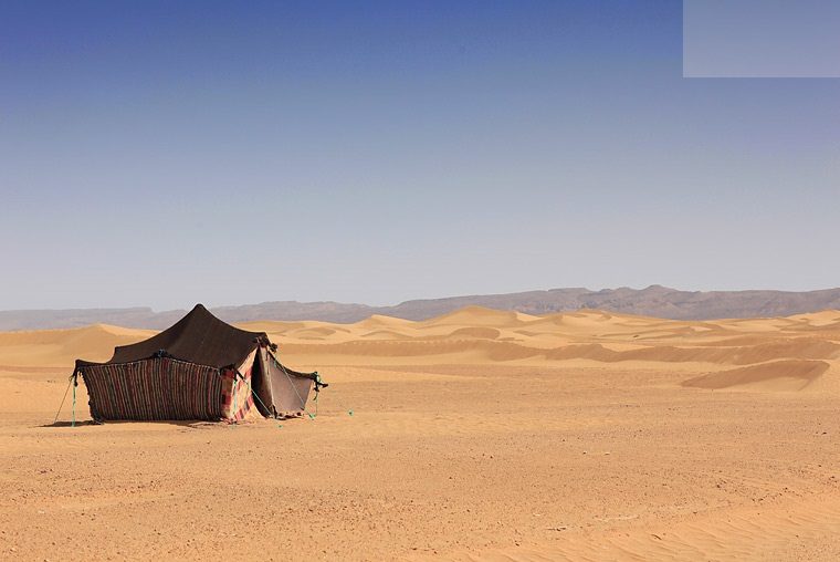 خيمة وسط الصحراء