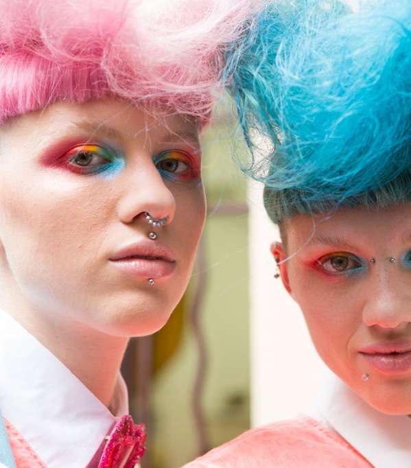 وجوه الدمى وشعرها في عرض Manish Arora