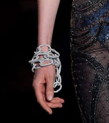طلاء أظافر النيود مع Versace 