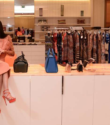 فستان من تصميم مادية الشارقي وحذاء ماركة شارلوت أوليمبيا من Boutique 1