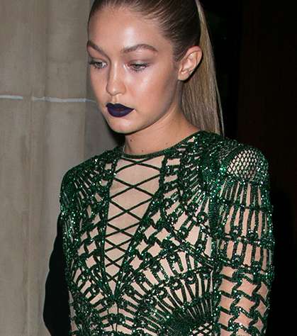 جيجي حديد واختيار موفّق لأحمر الشفاه الداكن