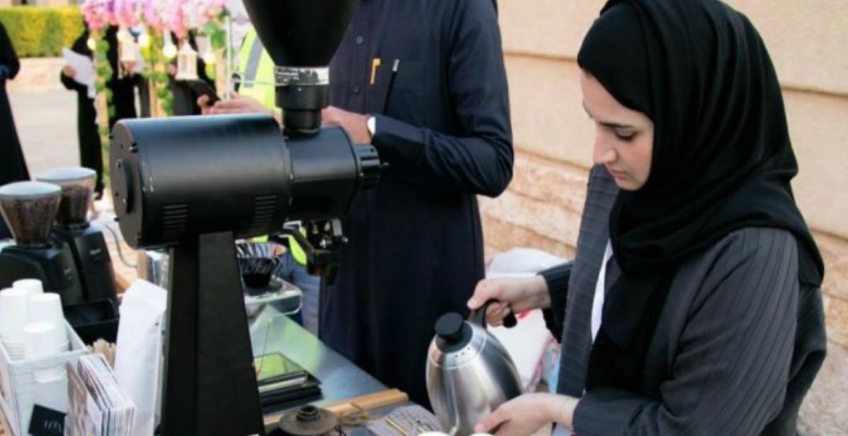 سعوديات يعملن على إعداد القهوة في أحد المحلات