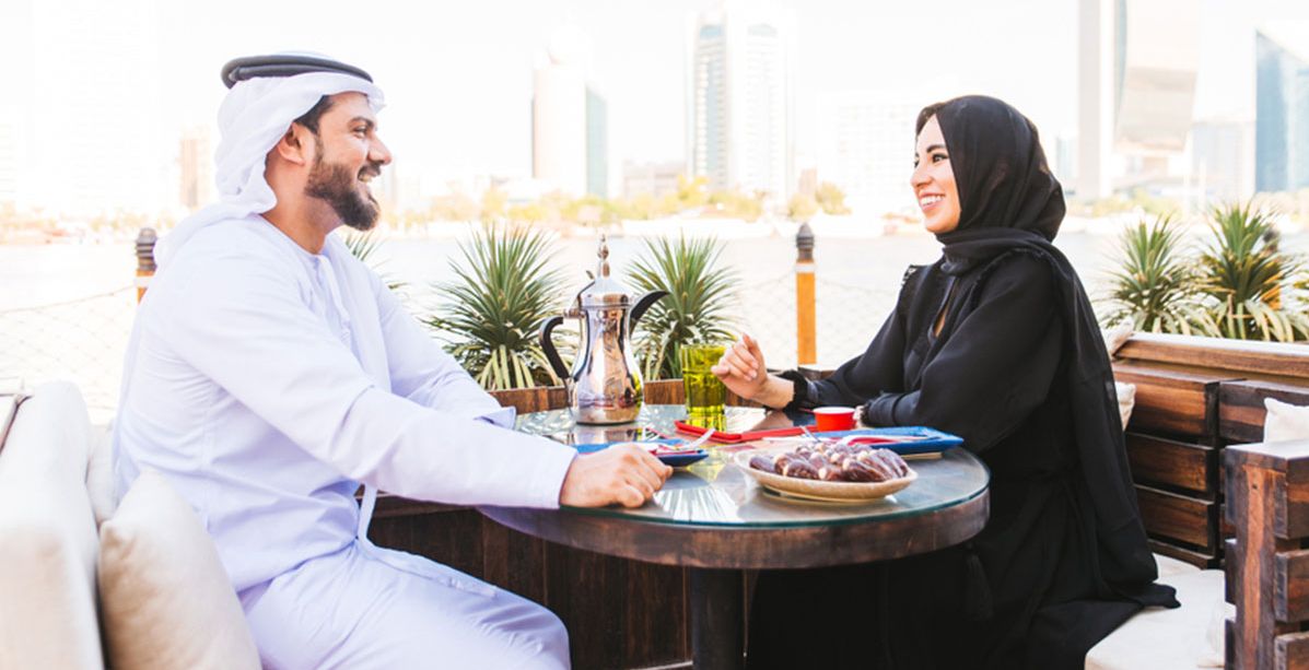 كيف اجعل شخص يحبني من كلامي؟
