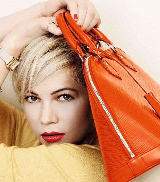 ميشيل ويليامز تعرض حقائب لويس فويتون الجديدة