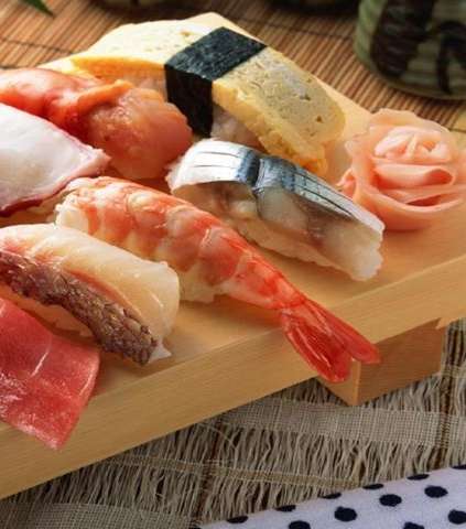 مختلف أنواع الأسماك ومأكولات البحر مثل التراوت والرنجة 