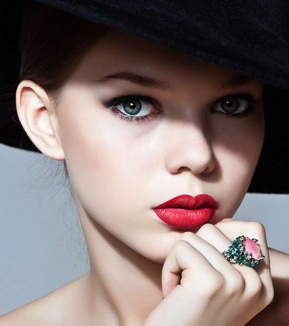 أحمر الشفاه الأحمر يأبى التراجع 