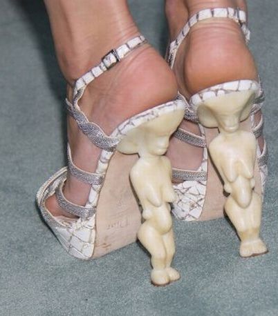 الممثلة الأنيقة ماريون كوتيارد ترتدي حذاءاً غريباً